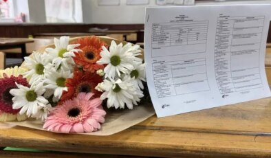 Babalarının öldürdüğü kardeşlerin karneleri sıralarına bırakıldı