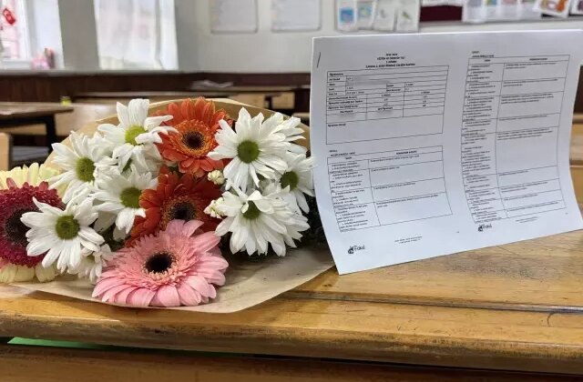 Babalarının öldürdüğü kardeşlerin karneleri sıralarına bırakıldı