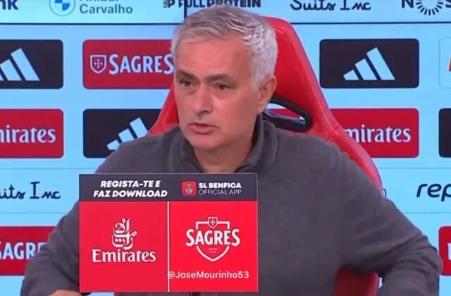 Basın toplantısında konuşan Mourinho duyduğu sesle hemen yerinden fırladı