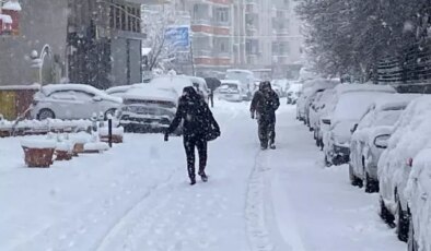 Batman’da 3’ü hariç tüm köy yolları kardan kapandı, uçuşlar iptal