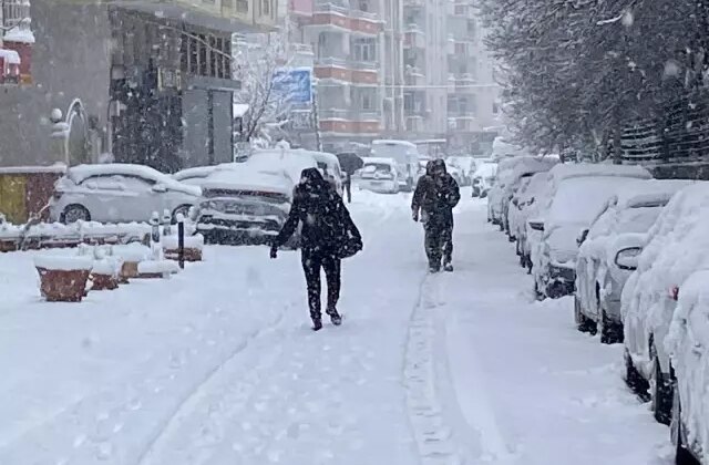 Batman’da 3’ü hariç tüm köy yolları kardan kapandı, uçuşlar iptal