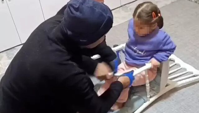 Batman’da sandalyeye sıkışan çocuğu itfaiye kurtardı