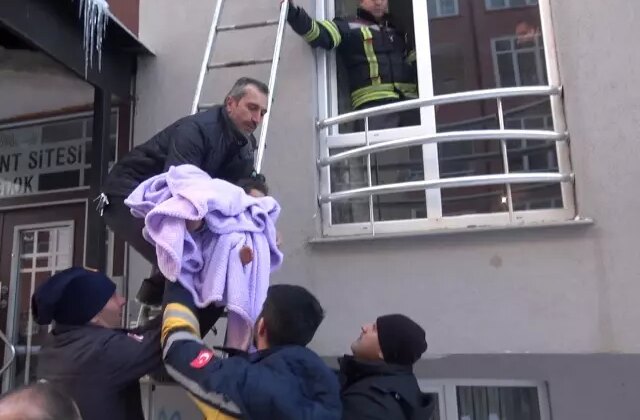 Bebeğin ağlaması mahalleyi ayağa kaldırdı! Pencereden giren ekipler şaşkınlık yaşadı