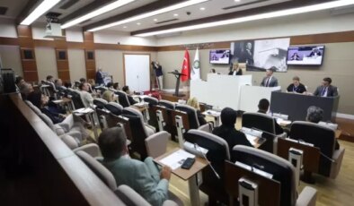 Belediye meclisinde gergin toplantı! İki kez ara verildi