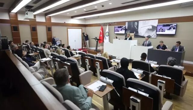 Belediye meclisinde gergin toplantı! İki kez ara verildi