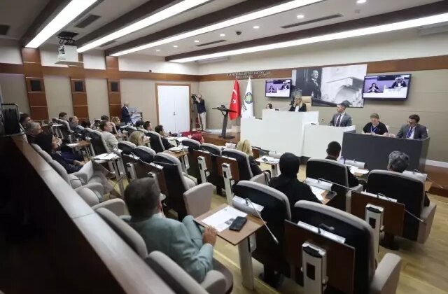 Belediye meclisinde gergin toplantı! İki kez ara verildi