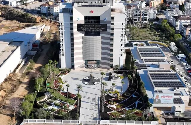 Belediyeyi denetlemeye gidenler, lüks otelde yabancı kadınlarla kaldı