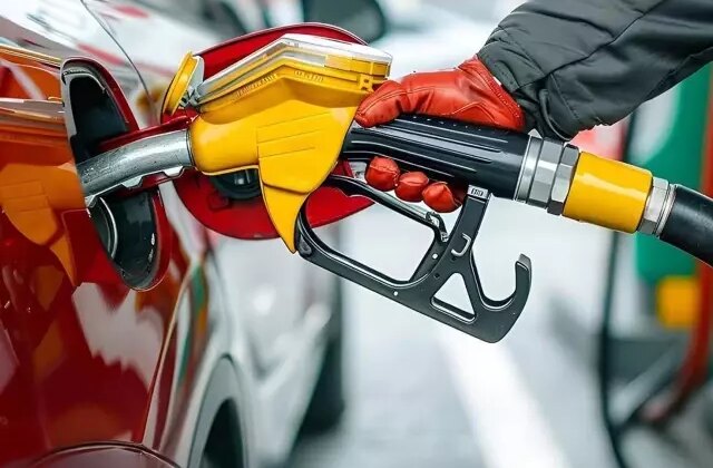 Benzine gece yarısı 1 lira 61 kuruşluk zam