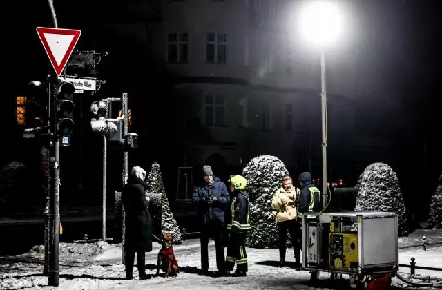 Berlin’de kriz derinleşiyor: Karanlığın 3. gününde binlerce kişi buz kesti