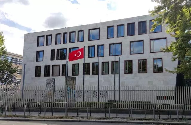Berlin’de Türkiye Büyükelçiliği’ne saldırı