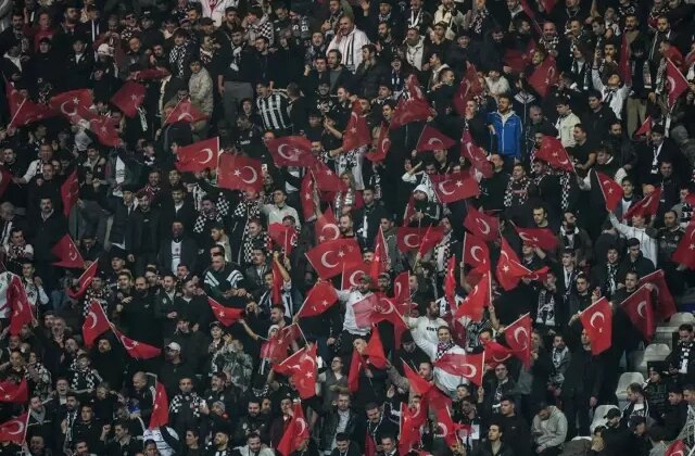 Beşiktaş taraftarı yönetimi ve Sergen Yalçın’ı istifaya davet etti