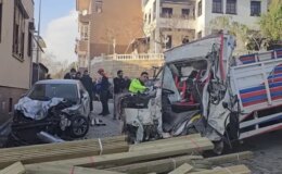 Beykoz’da dehşet: Freni boşalan tahta yüklü kamyon binaya daldı, 2 ölü