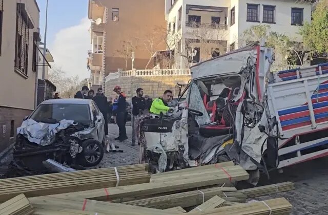 Beykoz’da dehşet: Freni boşalan tahta yüklü kamyon binaya daldı, 2 ölü