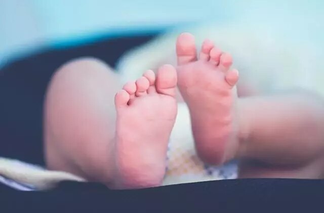 Durağa bırakılan bebek evlilik dışı ilişkidenmiş! Yakınları gözaltında