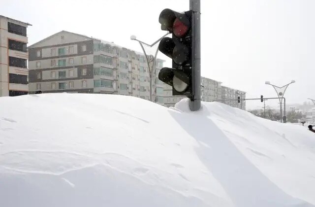 Bitlis’te kar kalınlığı trafik lambalarına kadar ulaştı
