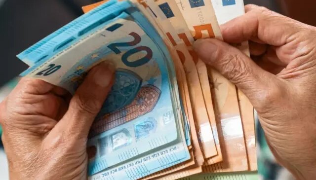 Bulgaristan bugün euroya geçti, gözler direnen diğer ülkelere çevrildi