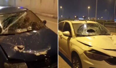 Bursa’da akıl almaz trafik kazası: Demir bariyerler araçların üzerine düştü