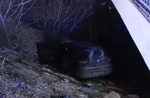 Bursa’da korku dolu anlar: Otomobil dereye uçtu