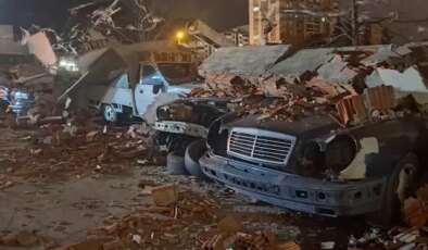 Bursa’da lodos duvarı devirdi, altında kalan 10 araç hasar gördü