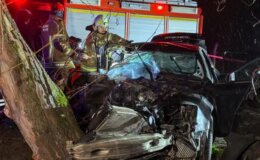 Otomobil ağaca ok gibi saplandı! 2 kişi hayatını kaybetti