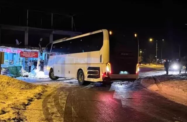 Buzda kayan otobüs devrilmekten son anda kurtuldu