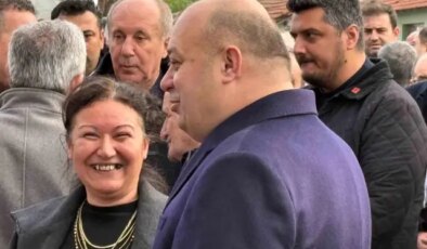 Cenazede görülmemiş rahatlık! Başkanın kahkahaları cemaati kızdırdı