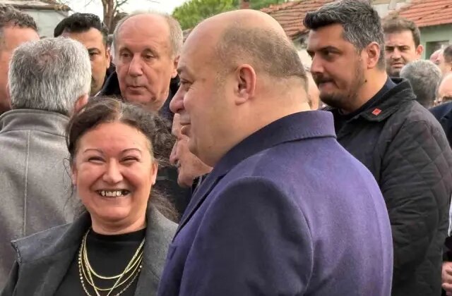 Cenazede görülmemiş rahatlık! Başkanın kahkahaları cemaati kızdırdı