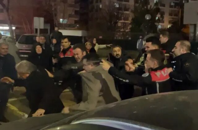 Cinayet davası sonrası adliye önü karıştı, polis müdahale etti: 4 yaralı, 12 gözaltı