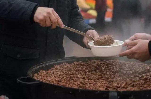 Cuma namazı çıkışı cemaate domuz kavurması yediren şahısla ilgili bomba iddia