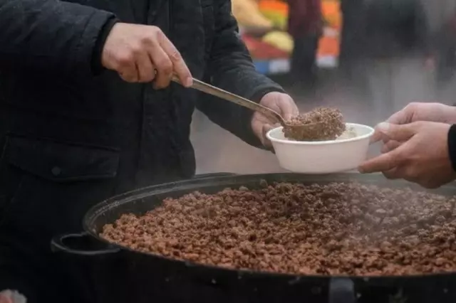 cuma namazi cikisi cemaate domuz kavurmasi 19436100 1878 o