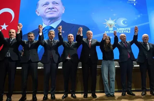 Cumhurbaşkanı Erdoğan, AK Parti’ye katılan belediye başkanlarına rozetlerini taktı
