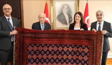 DEM heyeti, Öcalan’ın Bahçeli’ye hediye olarak gönderdiği kilimi vermiş