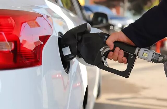 Depoları doldurun! Akaryakıta çifte zam geliyor