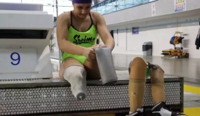 Depremde 2 bacağını ve babasını kaybetti, hayata yüzmeyle tutundu