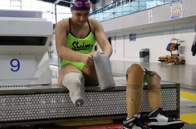 Depremde 2 bacağını ve babasını kaybetti, hayata yüzmeyle tutundu