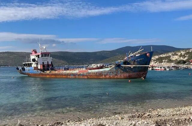 Dünyaca ünlü Demircili Sahili’nde asbestli gemi skandalı
