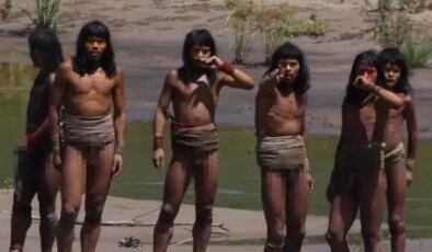 Dünyayla teması olmayan kabile ilk kez bu kadar yakından görüntülendi