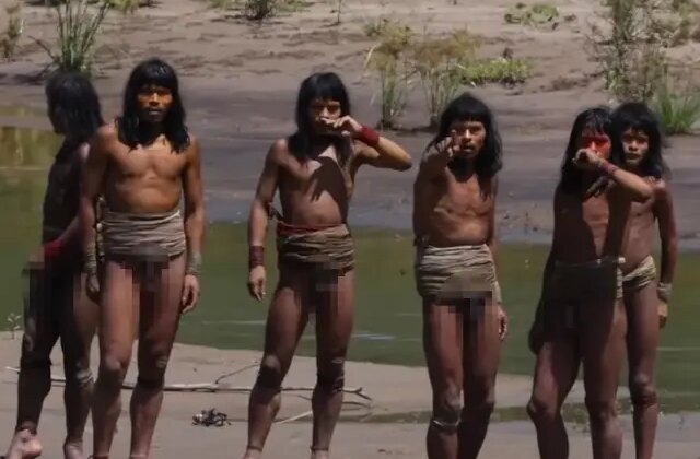Dünyayla teması olmayan kabile ilk kez bu kadar yakından görüntülendi