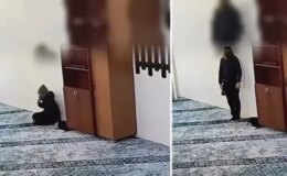 Mescitte uyurken duydu, ayağa kalkıp tek başına saygı duruşuna geçti