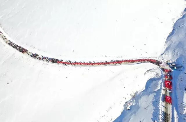 Eksi 22 derecede Sarıkamış şehitleri için yürüdüler