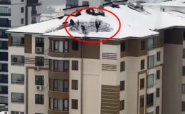 Elazığ’da 10 katlı binanın çatısında tehlikeli kar temizliği