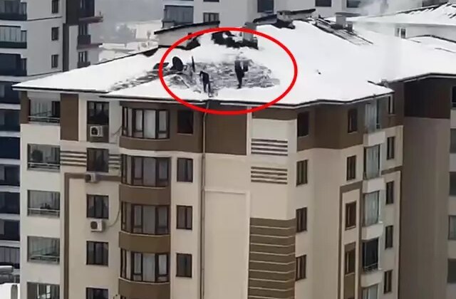 Elazığ’da 10 katlı binanın çatısında tehlikeli kar temizliği