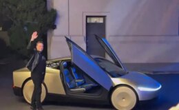 Elon Musk geleceğin otomobilinde görüntülendi