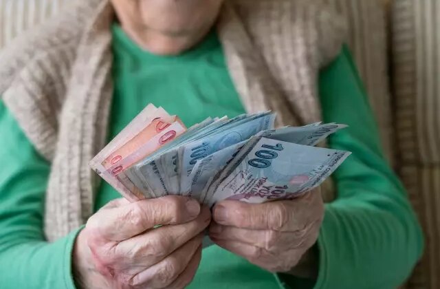 Emekli zam farklarının hesaplara yatırılacağı tarih belli oldu