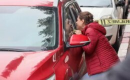 Eşinin ölü bulunduğu aracın camına vurarak ağladı: Ne olur kalk aşkım