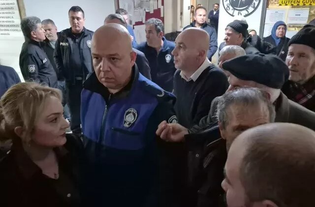 Mahalleli içeri alınmadı, Eskişehir Büyükşehir Belediyesi Meclisi karıştı