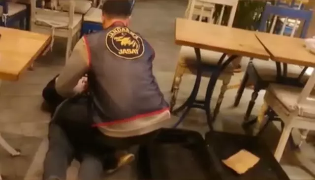 Eyüpsultan’da restorana operasyon; valizde değeri 7,5 milyon lira olan 50 silah bulundu