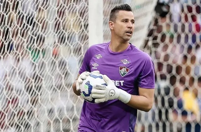 Fluminense, 45 yaşındaki Fabio ile yola devam etti