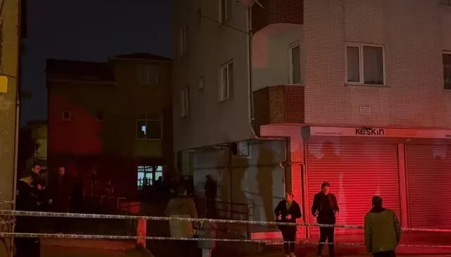 Gebze’de 5 katlı bina, girişinde oluşan çukur nedeniyle tahliye edildi