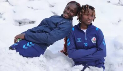 Hakkarigücü Kadın Futbol Takımı’ndaki oyuncular hayatlarında ilk defa kar görmenin şaşkınlığını yaşıyor